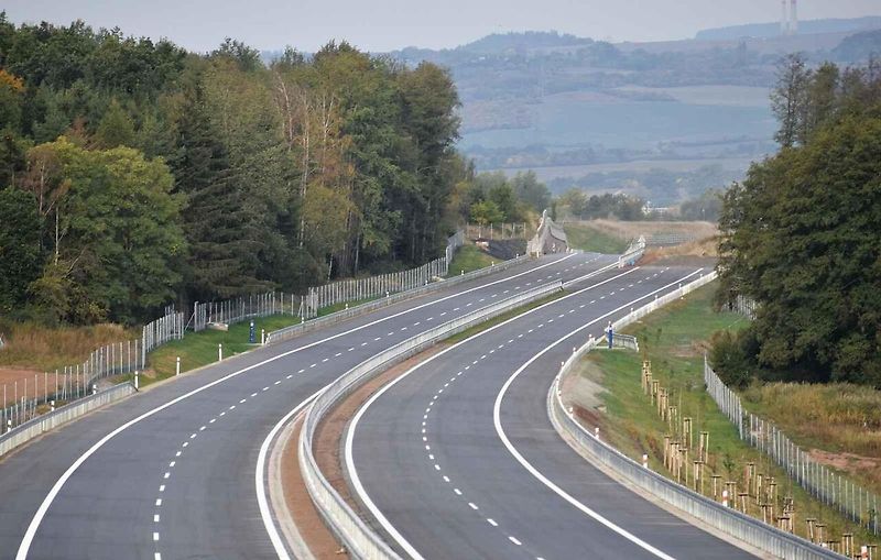 Nový úsek dálnice D6 poblíž Lubence.