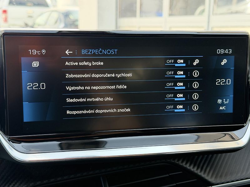 Peugeot 2008 GT 1.2 PureTech 130 S&S MAN6 - fotka 12 z 29
