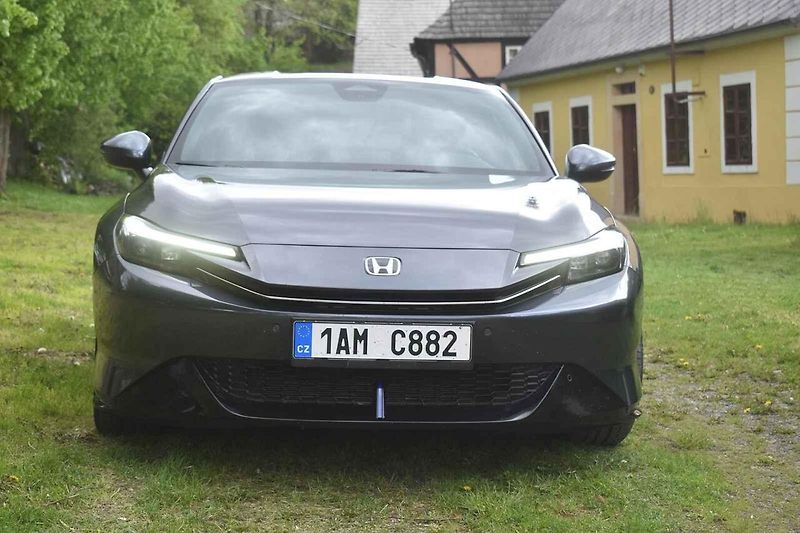 Na volných zatáčkovitých silnicích je Honda Prelude jako doma.