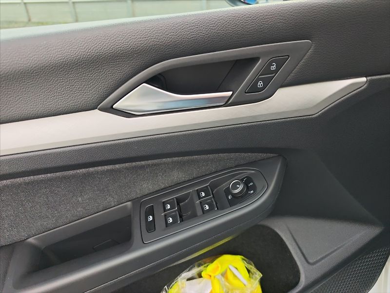 Volkswagen Golf 1,0 TSI Life - fotka 10 z 11