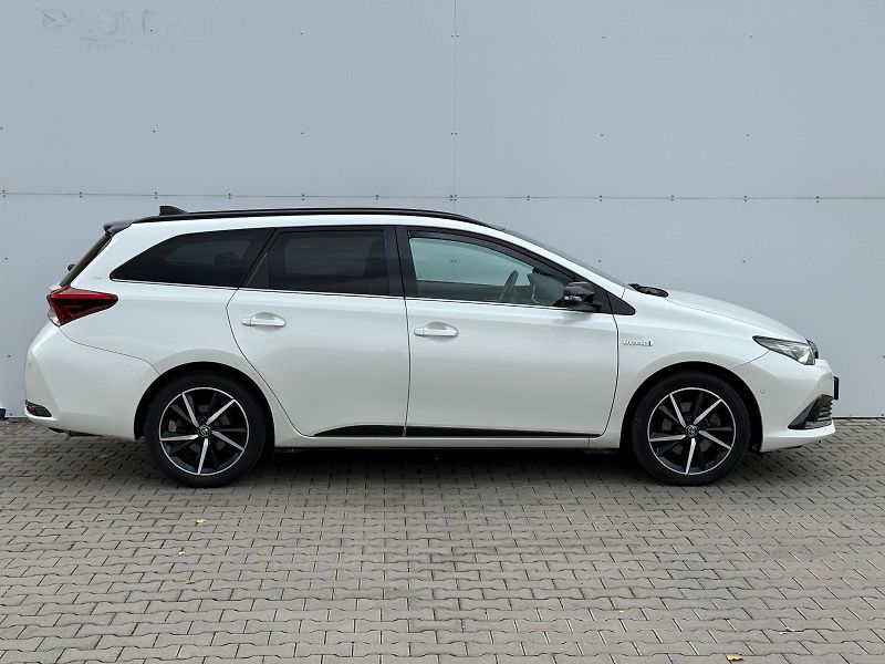 Toyota Auris 1.8 HSD e-CVT Selection - fotka 8 z 27