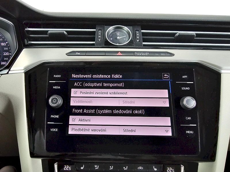 Volkswagen Passat (2018) 2.0TDI 140kW DSG R-line DSG 4x - fotka 16 z 35