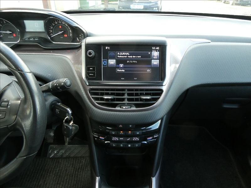 Peugeot 2008 1,2 PureTech 60kW - fotka 29 z 38