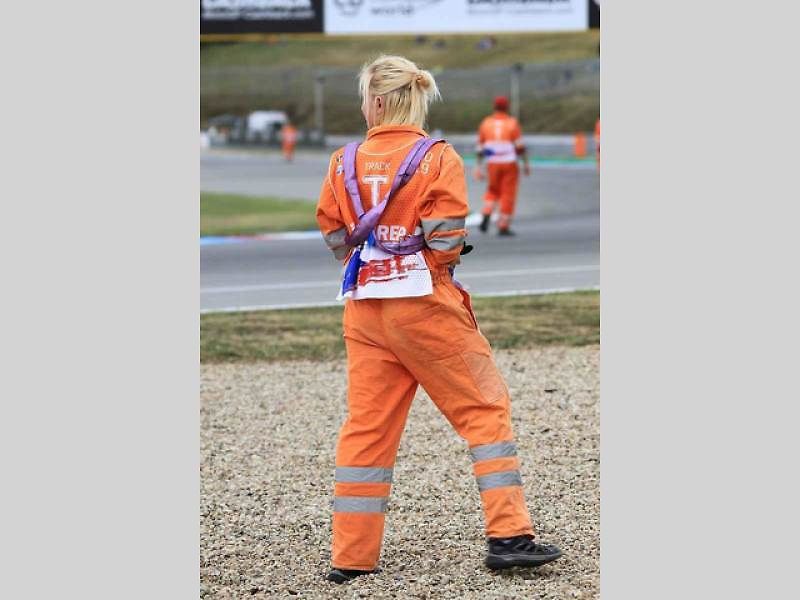 Kristýna Bíla je jednou z traťových komisařek na brněnském okruhu. Na snímku s motocyklovou legendou Valentinem Rossim.