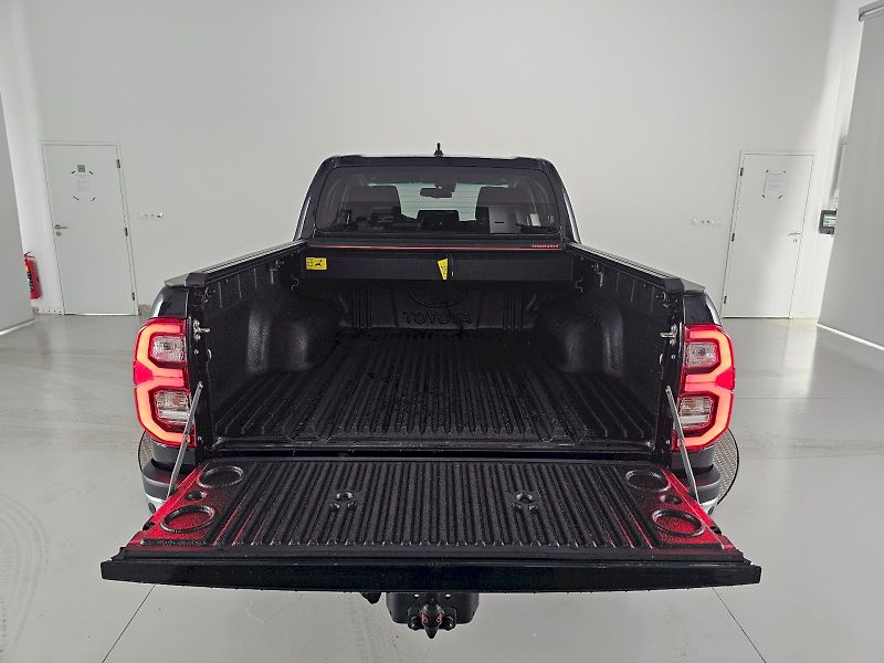Toyota Hilux (2025) 2.8 D-4D 204k 6AT EXECUTIVE TA - fotka 32 z 32
