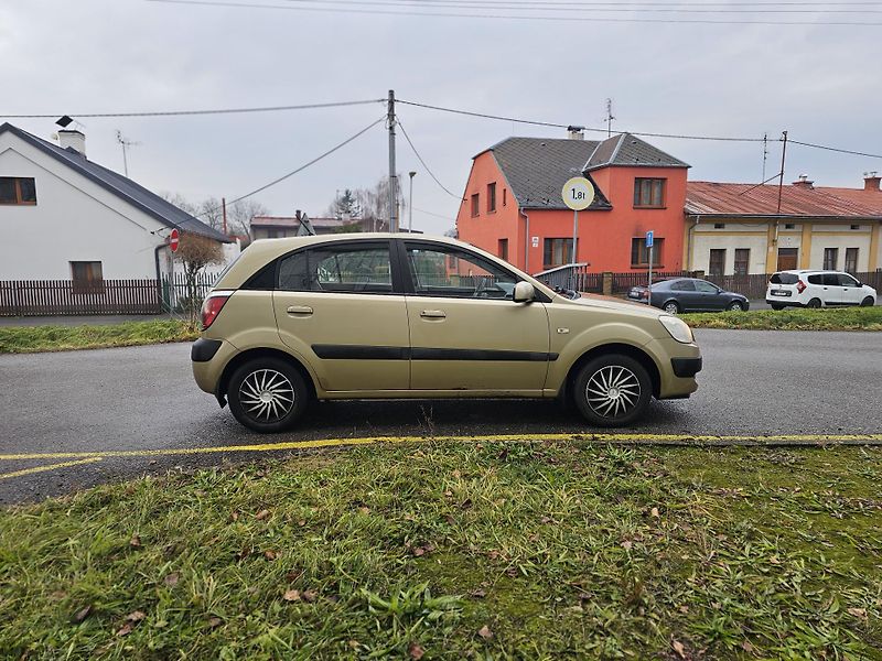 Kia Rio (2006) 1.4i, TAŽNÉ, KLIMA - fotka 6 z 17