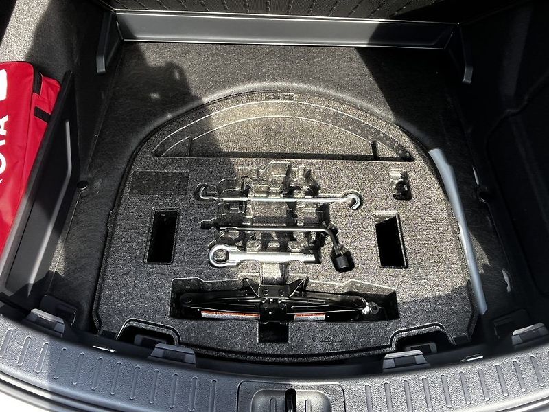 Toyota Corolla TS 2.0 Hybrid GR Sport - fotka 8 z 30