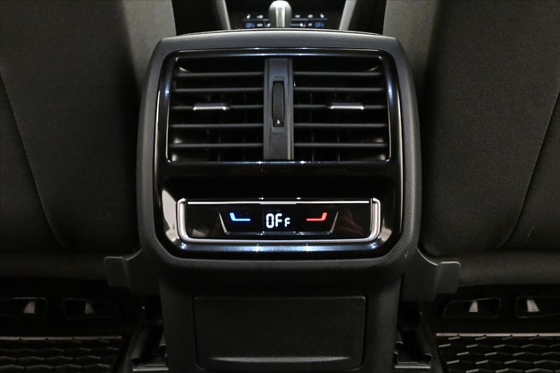 Volkswagen Passat 2,0 TDI 110 kW DSG Business Zá - fotka 22 z 31
