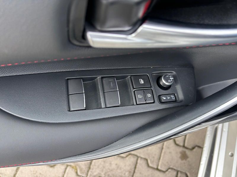 Toyota Corolla 1.8 HSD e-CVT GR Sport - fotka 12 z 28
