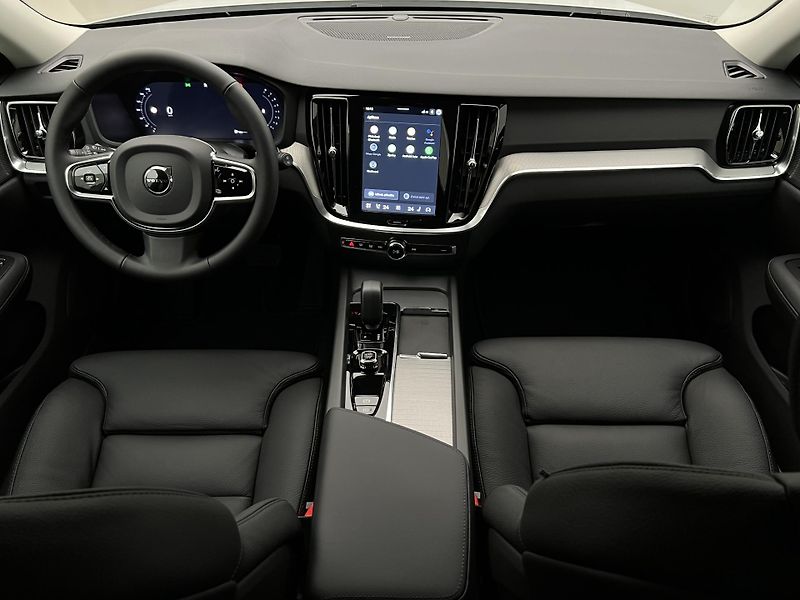 Volvo V60 (2026) B4 PLUS DARK AUT - fotka 2 z 44