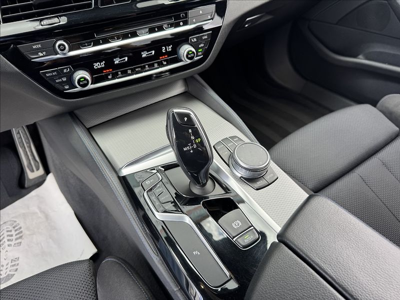 BMW Řada 5 3,0 530d xDrive Mpaket původČR - fotka 31 z 50