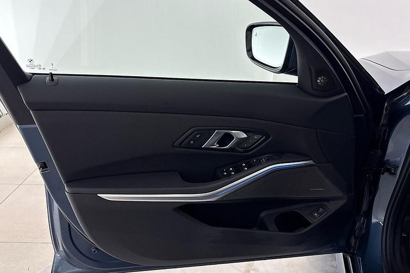 BMW Řada 3 řady 3 | 320d xDrive - fotka 17 z 26
