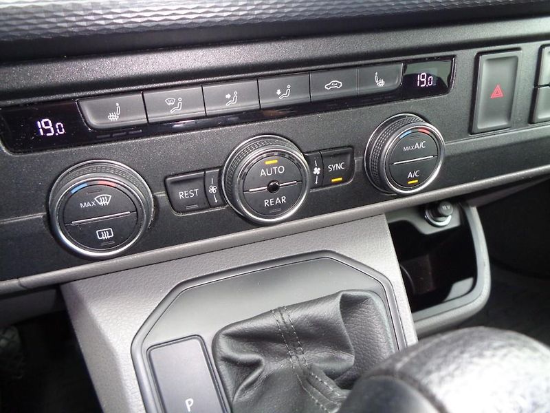 Volkswagen Caravelle 2.0 TDI Comfortline 110kW A7 - fotka 18 z 24