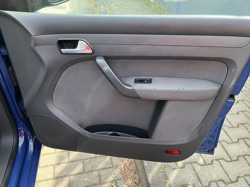 Volkswagen Caddy 1.6 TDi ČR 5 Míst - fotka 17 z 26