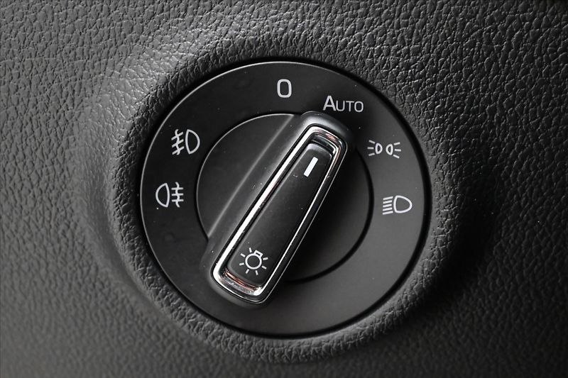 Škoda Superb 2,0 TDI 110 kW DSG Style Záruk - fotka 27 z 31