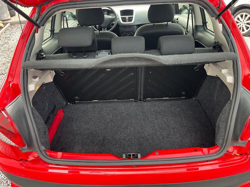 Peugeot 206 (2009) + 1.1 i - fotka 9 z 15