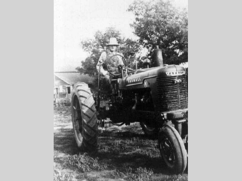 Traktor Farmall H se po skončení II. světové války obejvil v rámci pomoci UNRRA také v někdejším Československu.