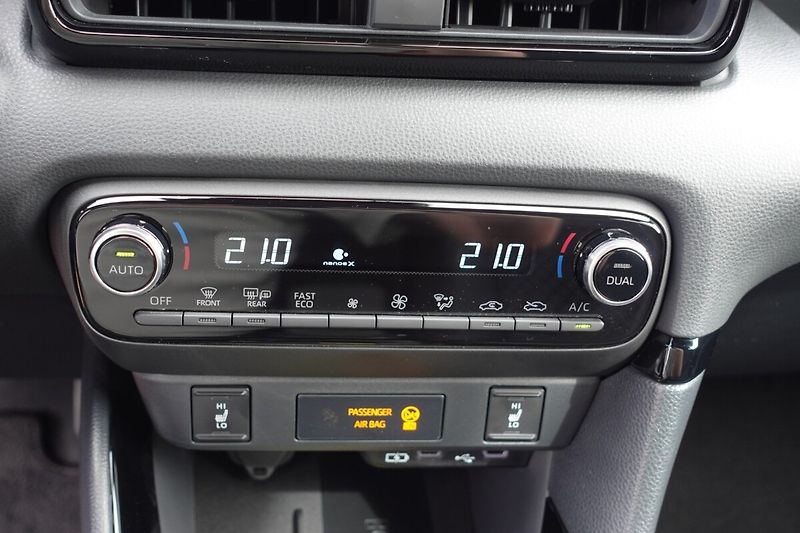 Toyota Yaris HSD Premiere Edition druhá sad - fotka 23 z 38