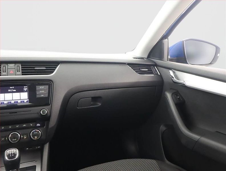 Škoda Octavia (2014) Elegance 1.6 TDI, Tempomat - fotka 8 z 17
