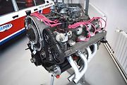 Auto poháněl sériový motor