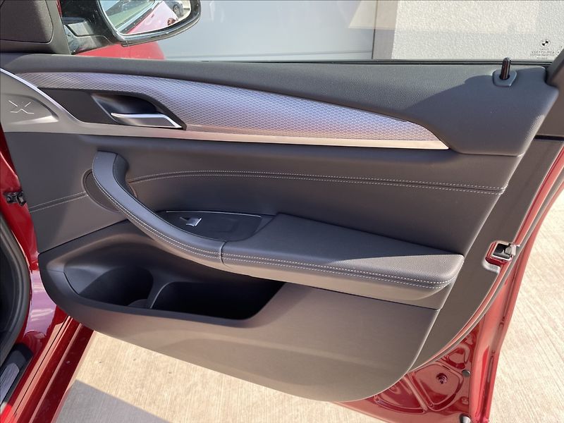 BMW X4 XDRIVE30D Mpaket ČR.1.MAJ. - fotka 27 z 32