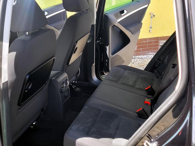 Volkswagen Tiguan 2,0 TDi DSG 4motion SERV.KNÍŽK - fotka 15 z 41