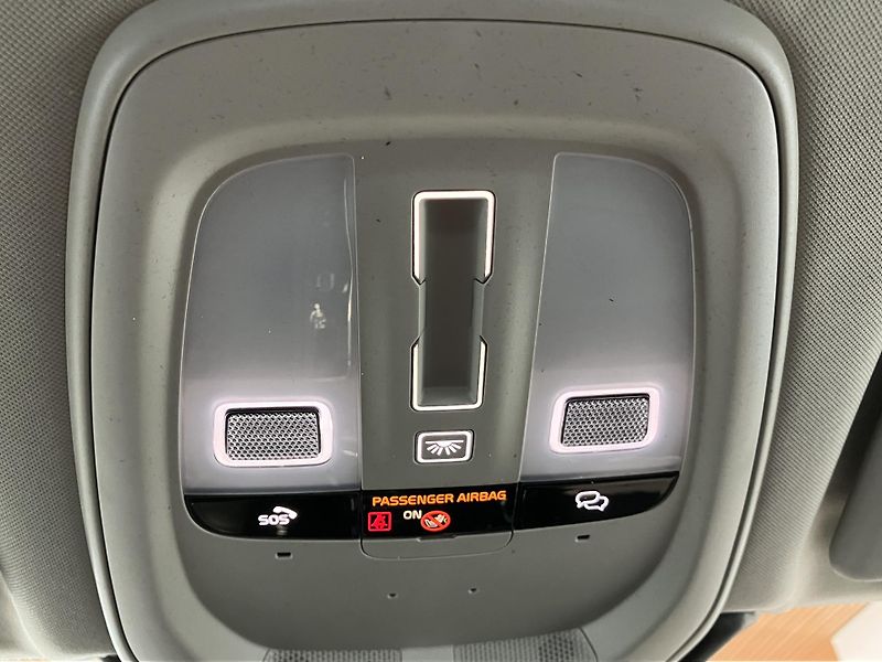 Volvo XC60 T6 eAWD Recharge Core, PANO - fotka 41 z 42
