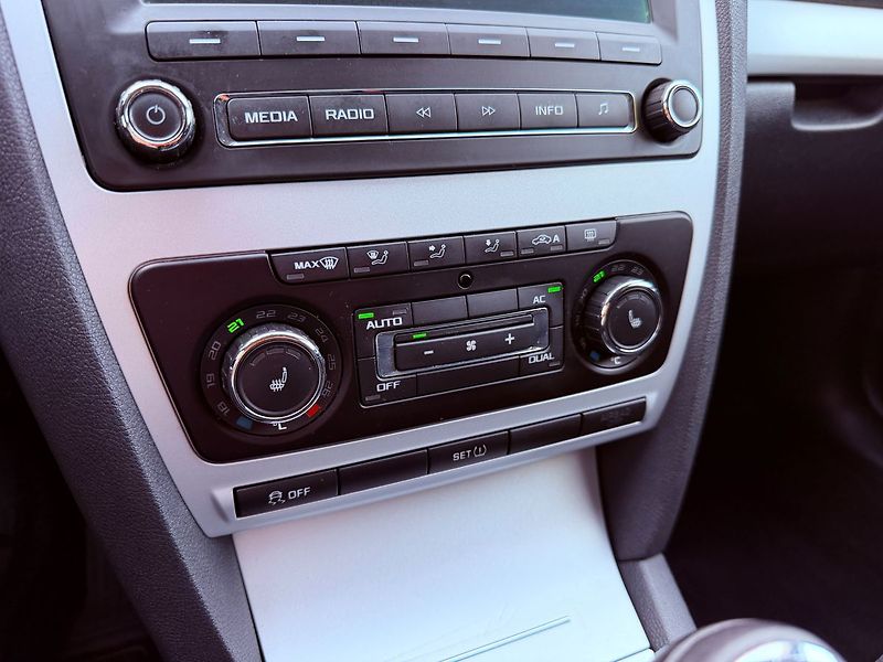 Škoda Octavia 1.2 TSi Ambiente, Serviska - fotka 19 z 24