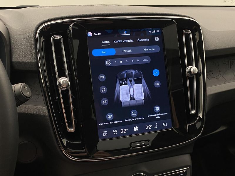 Volvo XC40 PURE ELECTRIC RECHARGE TWIN - fotka 38 z 58