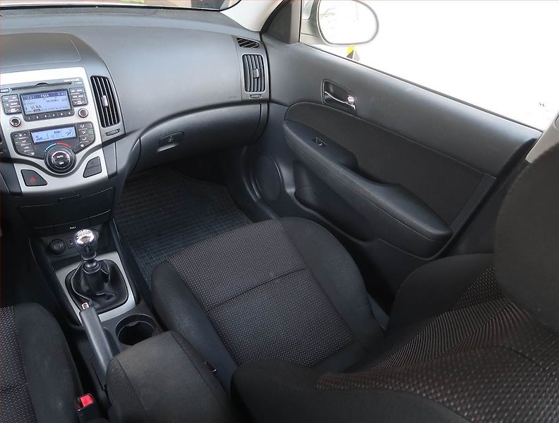 Hyundai i30 (2009) 1.4 CVVT - fotka 8 z 16