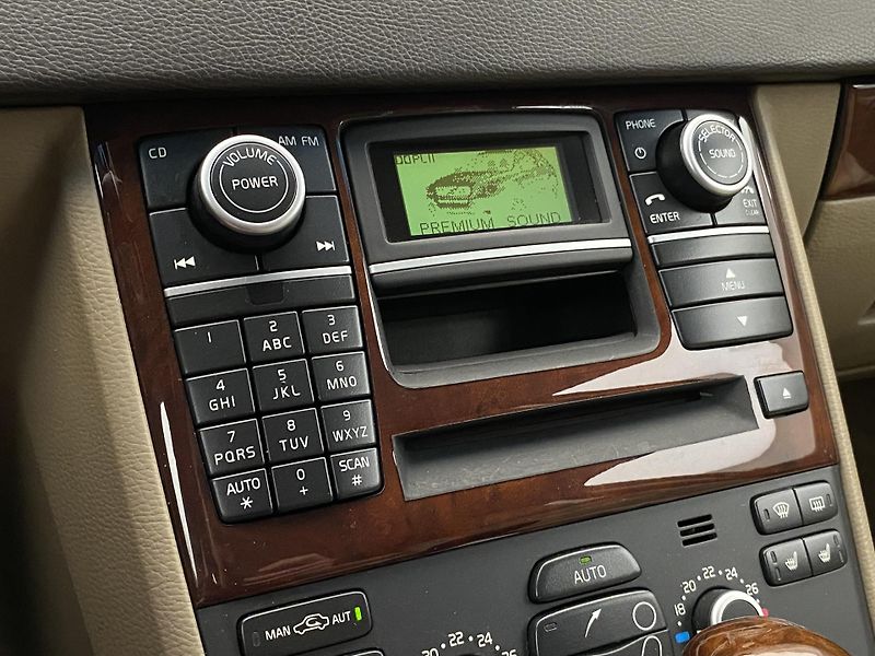 Volvo XC90 D5 AWD EXECUTIVE AUT CZ 7míst - fotka 27 z 37