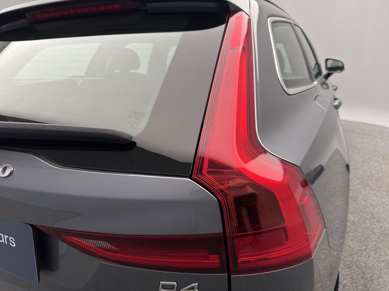 Volvo V90 D4 MOMENTUM PRO  - fotka 32 z 52