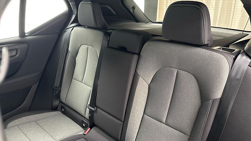 Volvo XC40 2.0 T3 AUT Momentum Pro - fotka 16 z 27
