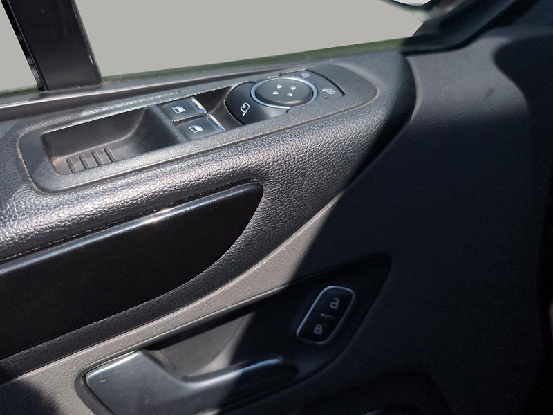 Ford Tourneo Custom (2019) L2 TITANIUM 2.0 EcoBlue 136kW, - fotka 13 z 26