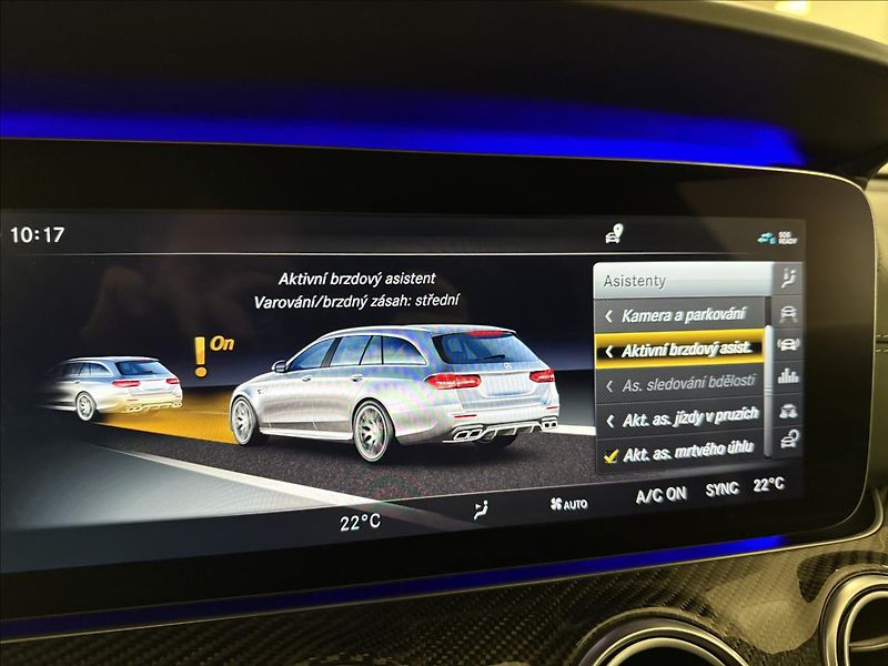 Mercedes-Benz Třídy E 4,0 Mercedes-AMG E 63S 4MATIC+ - fotka 26 z 35