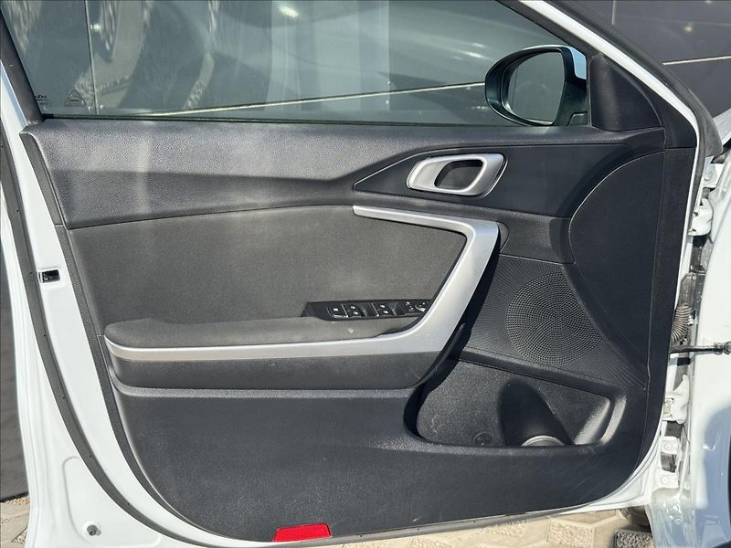 Kia Ceed 1,6 CRDI Exclusive ČR DPH - fotka 21 z 25
