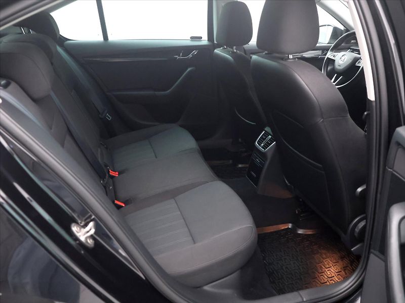 Škoda Octavia 2,0 TDi 110kW Style Aut.klima - fotka 12 z 30