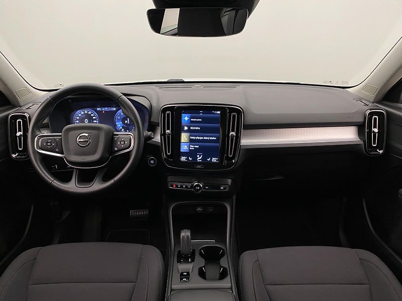 Volvo XC40 T3 MOMENTUM AUT REZERVACE - fotka 2 z 43