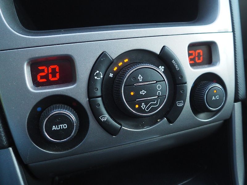 Peugeot 308 (2012) 2.0 HDi Panorama Automat - fotka 26 z 30
