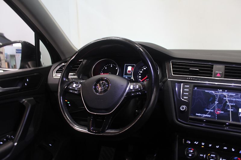 Volkswagen Tiguan (2017) 2.0TDI 110kW R-Line FULL LED - fotka 28 z 39