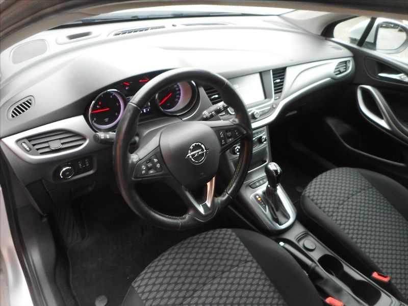 Opel Astra 1,6 CDTi SPORT TOURER - fotka 9 z 28