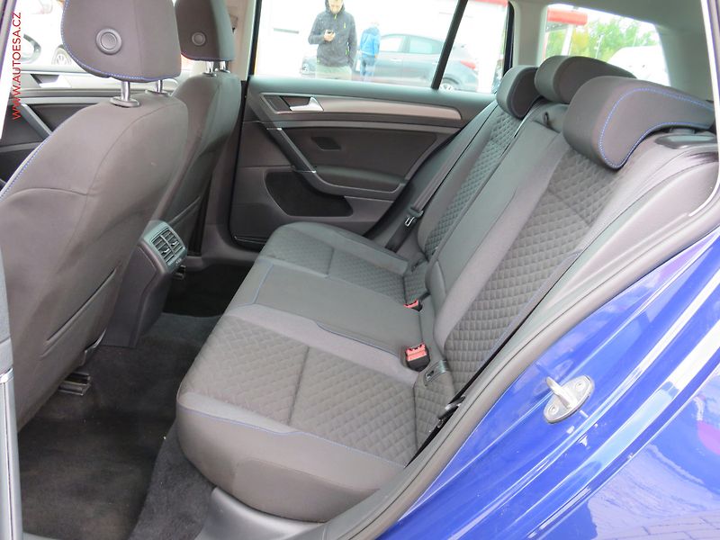 Volkswagen Golf (2018) 2.0TDi, Navi, park.čidla - fotka 10 z 31