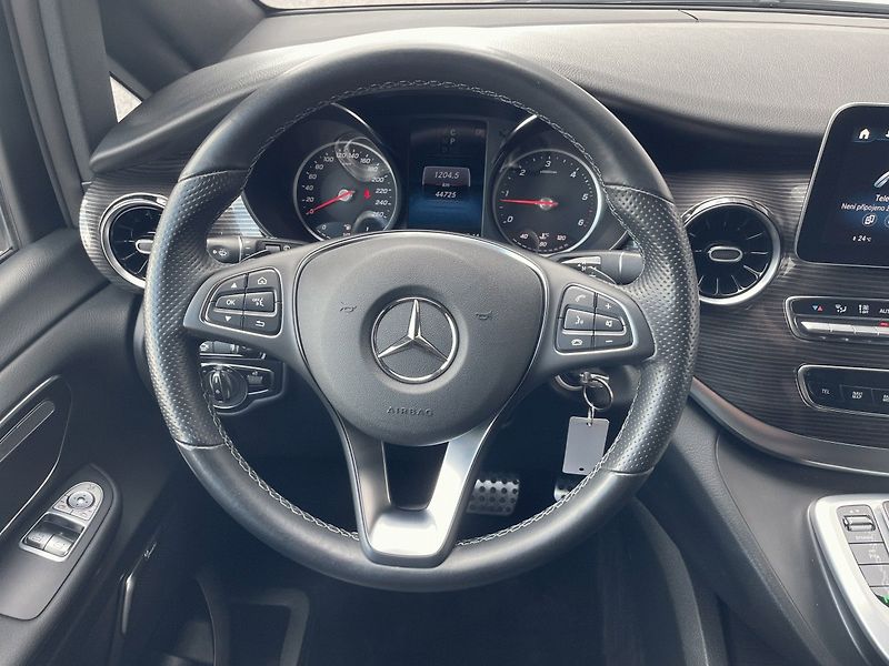 Mercedes-Benz Třídy V (2023) 300D L Exclusive AMG 4Matic 7m - fotka 13 z 24