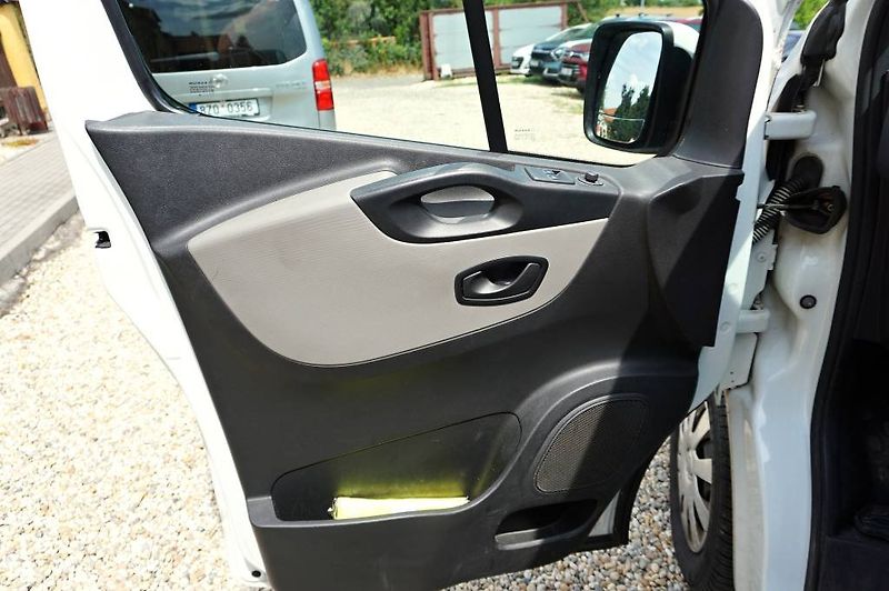 Renault Trafic (2018) PASSANGER 1,6 DCI 92 kW - fotka 20 z 31