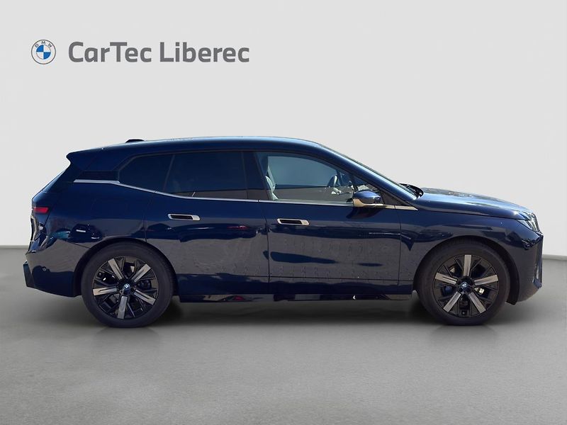 BMW iX xDrive45 - fotka 5 z 16