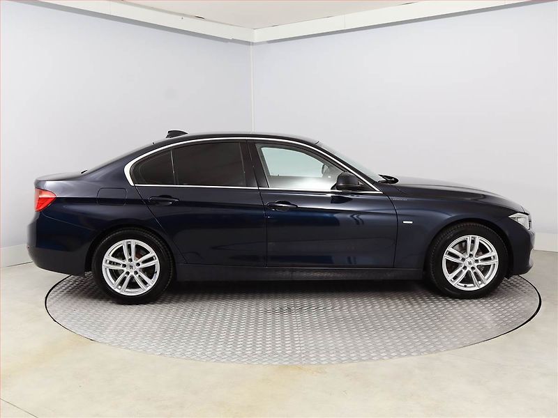 BMW Řada 3 (2014) Luxury Line 320 d xDrive, 4X4 - fotka 6 z 16