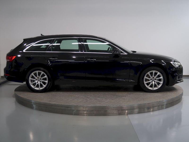 Audi A4 (2019) 40TDI 140KW 4x4 WEBASTO NAVI - fotka 8 z 39