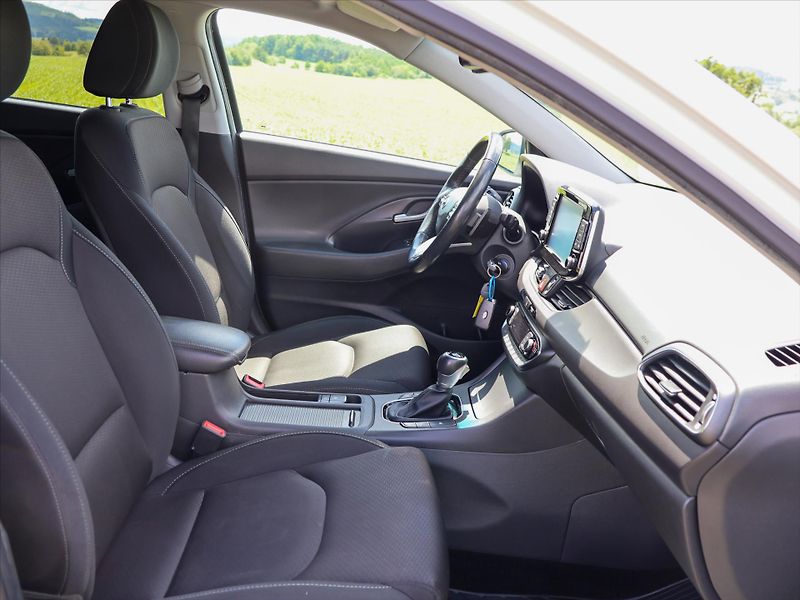 Hyundai i30 1.6 CRDi Automat CZ Style LED - fotka 12 z 37