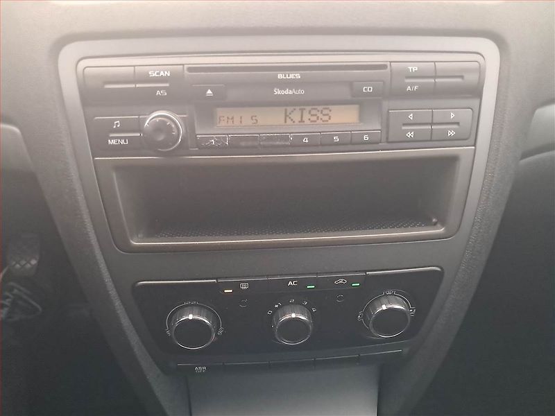 Škoda Octavia (2010) 1.6 TDI, Park. senzory - fotka 12 z 15