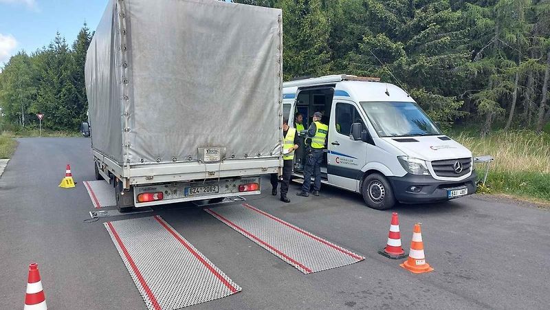 Kontrolní vážení dodávek na silnici I/6 Praha - Karlovy Vary u Bochova. Inspektoři Centra služeb pro silniční dopravu tu za dopoledne odhalili celkem tři přetížené dodávky.